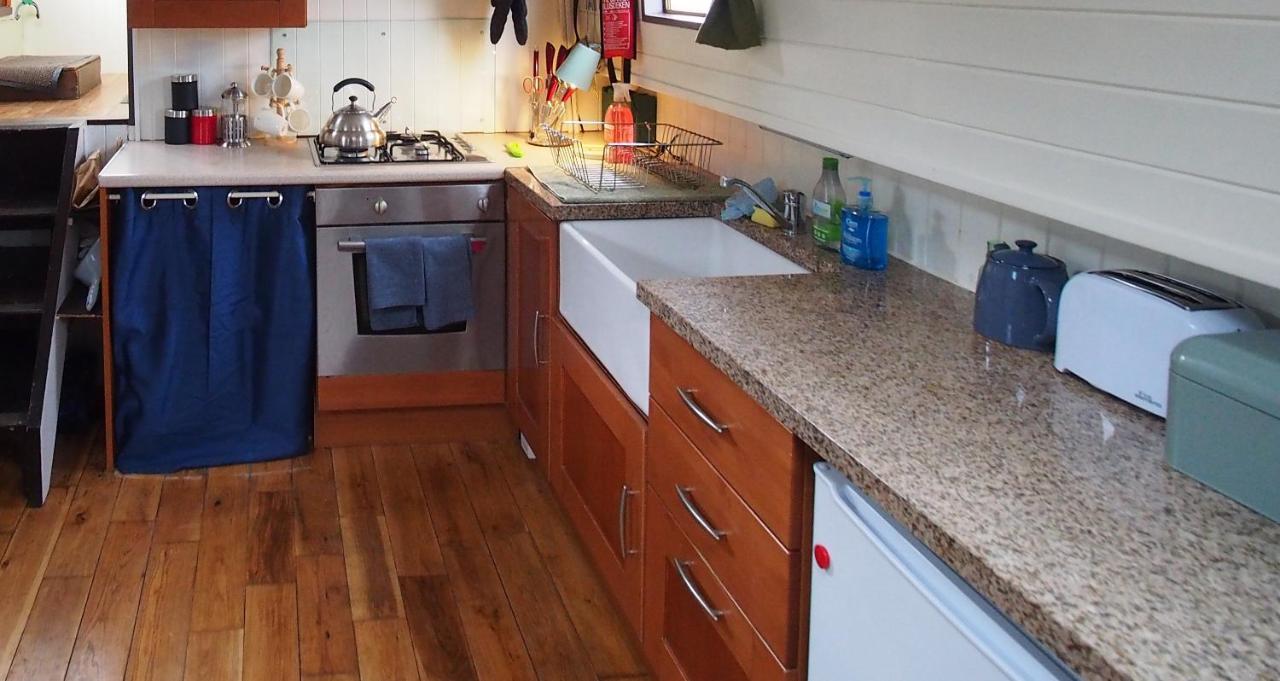 Roisin Dubh Houseboat Hotel Sallins ภายนอก รูปภาพ