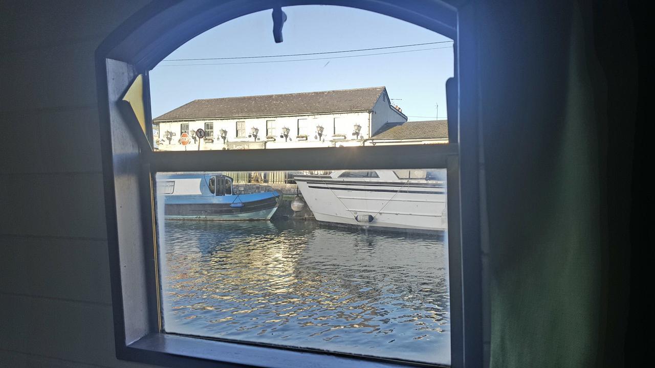 Roisin Dubh Houseboat Hotel Sallins ภายนอก รูปภาพ