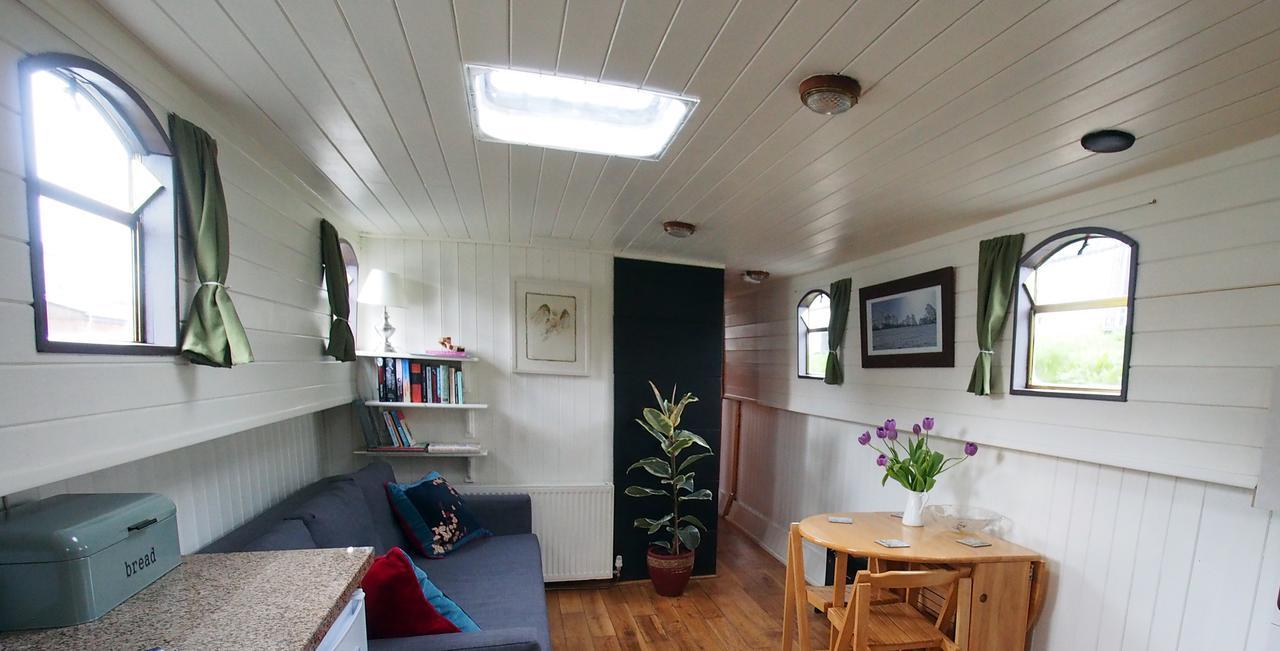 Roisin Dubh Houseboat Hotel Sallins ภายนอก รูปภาพ