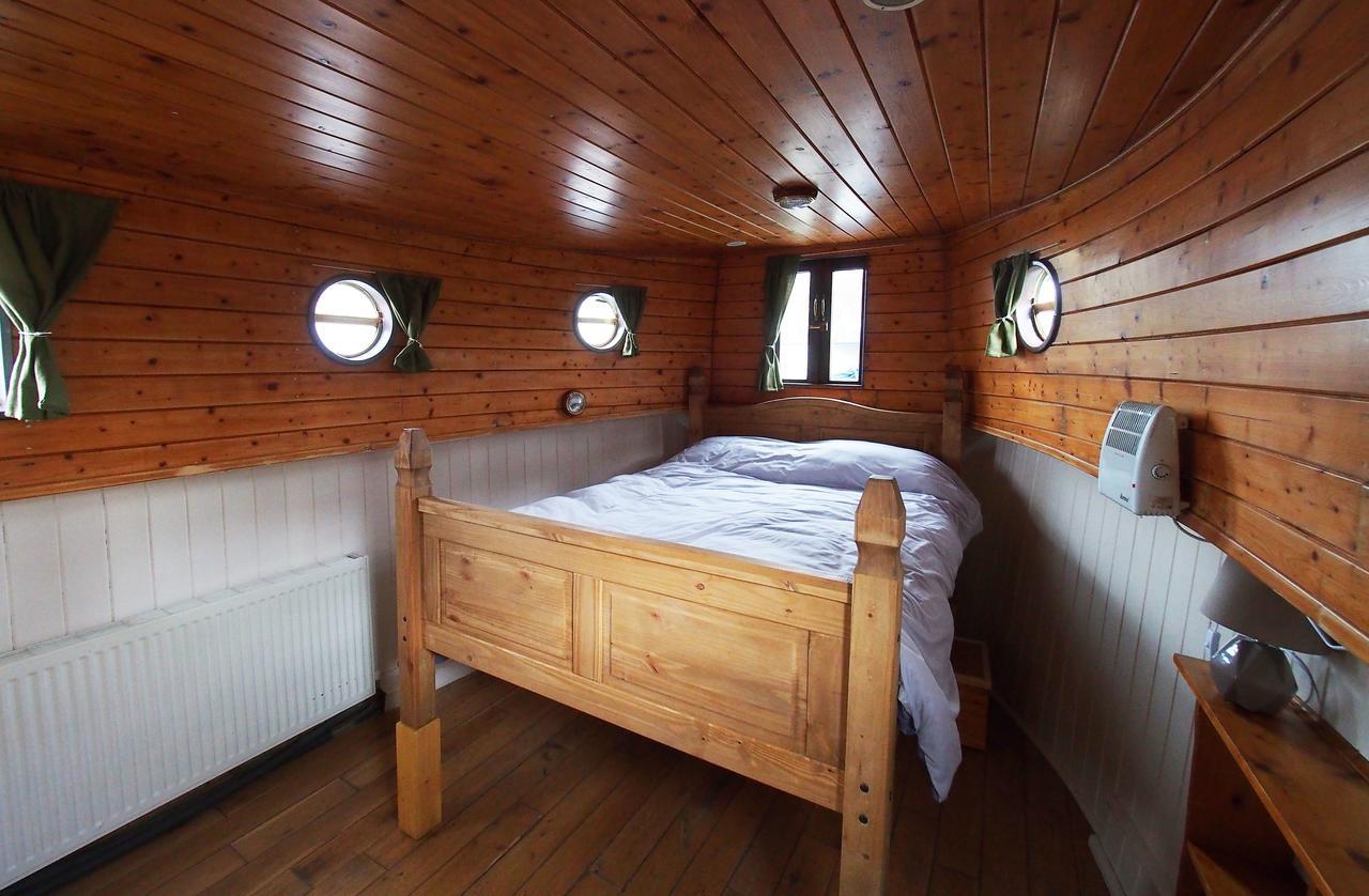 Roisin Dubh Houseboat Hotel Sallins ภายนอก รูปภาพ